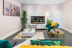 2 bedroom flat with a king-size bed in London, United Kingdom, Barnet